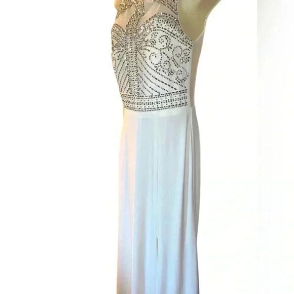 Glamorous Gown perfect for PROM - Picture 2 of 10